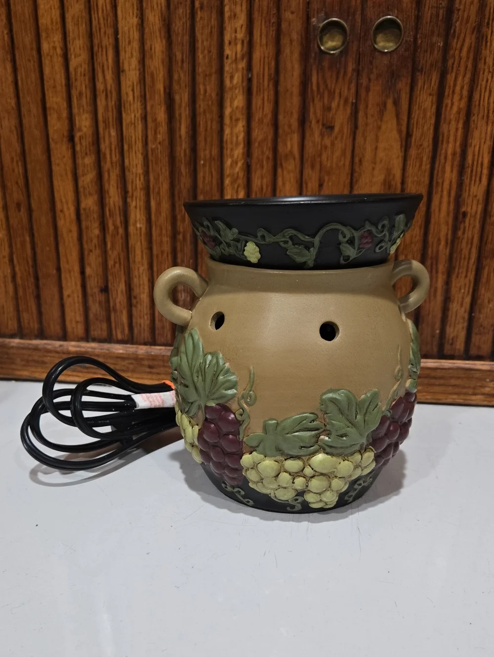 SCENTSY  **GRAPEVINE** WARMER - FULL SIZE - WAX MELTER w/BULB - DISCONTINUED